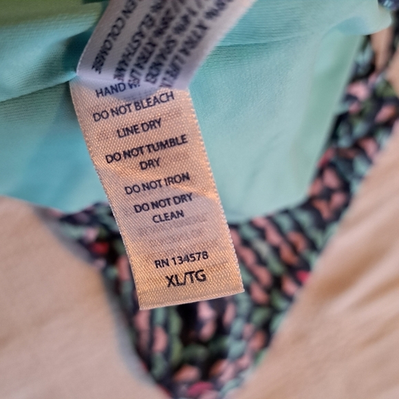 Vineyard Vines girls size XL Whale Tail designed swim top EUC - Picture 2 of 4